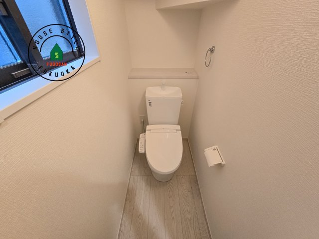 春日市白水ヶ丘2丁目第3-3棟（3号棟）のトイレ|温水洗浄便座を完備しております。2ヶ所にトイレがあるのは朝の慌ただしい時間も安心です。