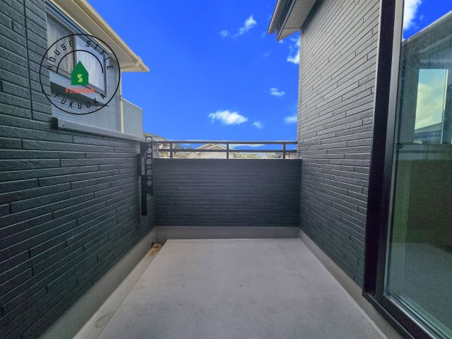 春日市白水ヶ丘2丁目第3-3棟（3号棟）のバルコニー|風をしっかりと感じられるバルコニーでは、毎日が洗濯日和です。広々としているので洗濯も楽しくなるでしょうし、気分転換にバルコニーからの眺めを楽しむのもいいでしょう。