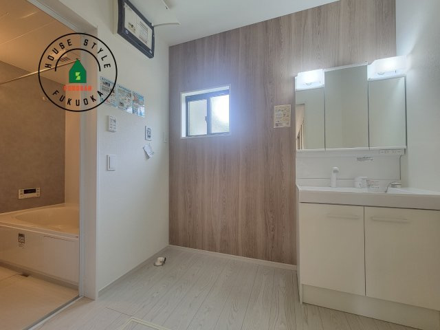 糟屋郡粕屋町長者原東7丁目第1-2棟（1号棟）の脱衣所|ゆとりの洗面スペースで朝の身支度もスムーズに。暮らしを快適に変えるシャワー付洗面台です！