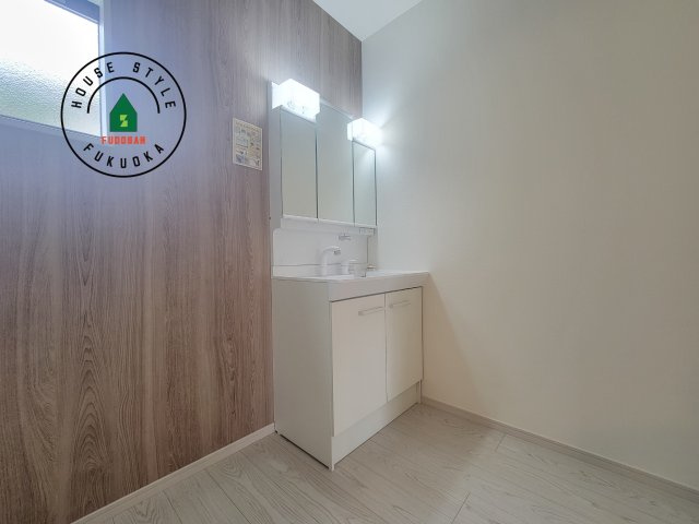 糟屋郡粕屋町長者原東7丁目第1-2棟（1号棟）の独立洗面台|毎日使うものだから清潔な空間を保ちたい水回り。洗面にはそんな願いを解消させてくれる収納アイデアが満載です。三面鏡の裏側にはキャビネットが現れ小物から背の高い物まで収納できます。