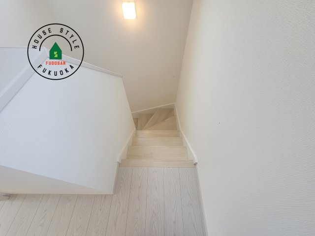 糟屋郡粕屋町長者原東7丁目第1-2棟（1号棟）の内装|＜手すり付階段＞手すりがないと階段の昇り降りで危険なことはもちろん、壁に手をつきながら歩くことで壁紙が汚れやすくなります。すべての方に快適に昇り降りしていただくため、手すりを設置しました。