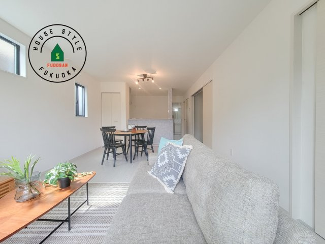 糟屋郡粕屋町長者原東7丁目第1-2棟（1号棟）の居間・リビング|キッチンからリビングをしっかり確認できます。家族の笑顔があふれる空間になりそうですね。