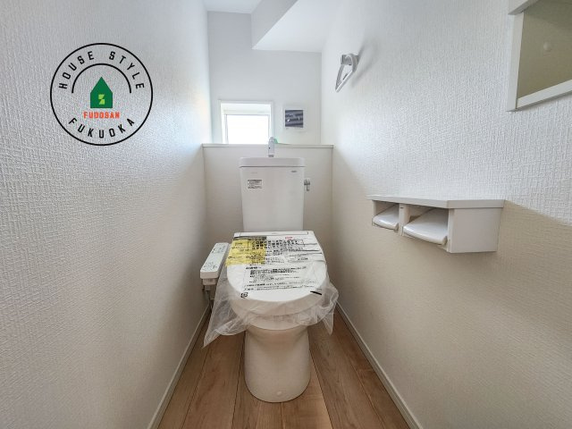 糟屋郡篠栗町田中1丁目第1-4棟（2号棟）のトイレ|トイレ・ウォシュレット付。快適で衛生的な洗浄機能付温水シャワートイレです。収納や手すりもついてます。