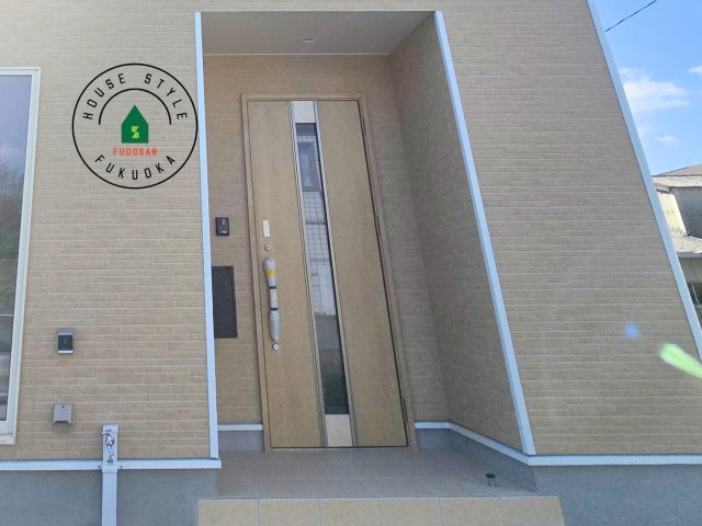 糟屋郡篠栗町田中1丁目第1-4棟（2号棟）の玄関|地盤調査済 / 玄関へ向かうまでのアプローチに漂う上質が期待感をもたせます。玄関は建物の顔。落着きを醸し出した自己主張が心に訴えてきます。