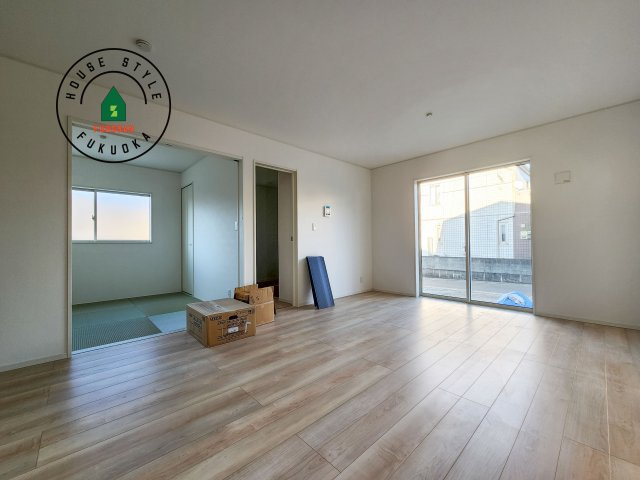 糟屋郡篠栗町田中1丁目第1-4棟（2号棟）の居間・リビング|キッチンからリビングをしっかり確認できます。家族の笑顔があふれる空間になりそうですね。