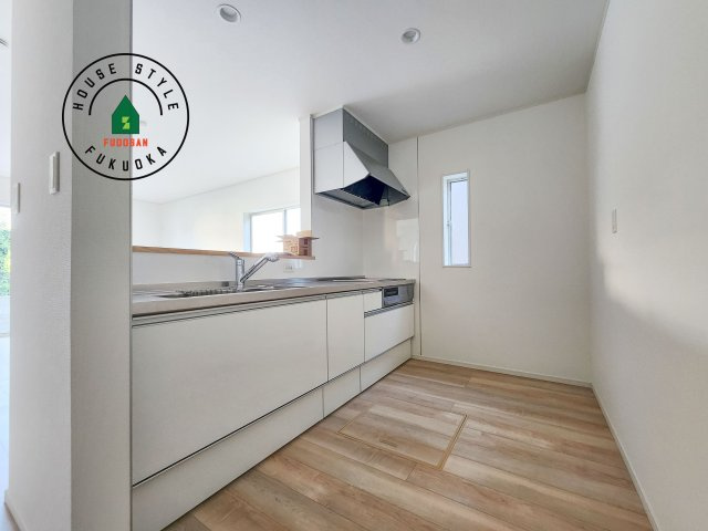 糟屋郡篠栗町田中1丁目第1-4棟（2号棟）のキッチン|忙しい朝でも家族揃って食事をしたいゆとりあるダイニングスペース。