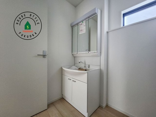 糟屋郡篠栗町田中1丁目第1-4棟（3号棟）の独立洗面台|洗面所は小さなプライベートスペース。歯磨き、洗顔と毎日施す個人空間。