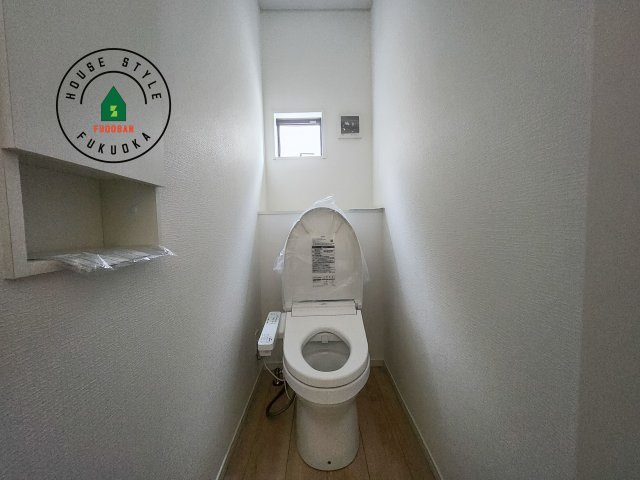 糟屋郡篠栗町田中1丁目第1-4棟（3号棟）のトイレ|トイレ・ウォシュレット付。快適で衛生的な洗浄機能付温水シャワートイレです。収納や手すりもついてます。