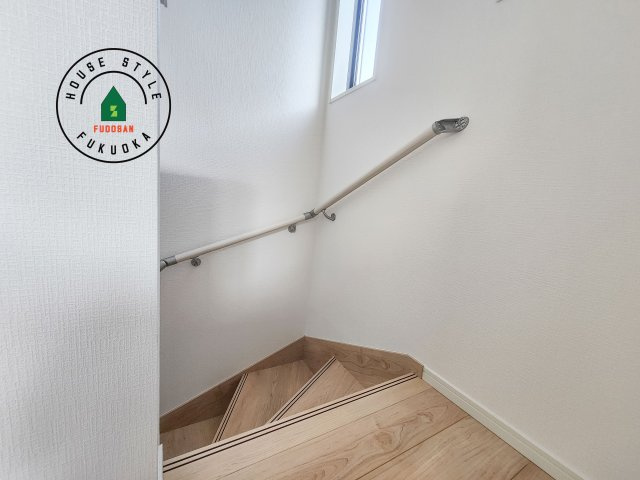 糟屋郡篠栗町田中1丁目第1-4棟（3号棟）の内装|＜手すり付階段＞手すりがないと階段の昇り降りで危険なことはもちろん、壁に手をつきながら歩くことで壁紙が汚れやすくなります。すべての方に快適に昇り降りしていただくため、手すりを設置しました。