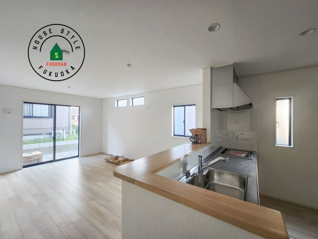 糟屋郡篠栗町田中1丁目第1-4棟（3号棟）のキッチン|ダイニングとリビングのメリハリが付けやすい空間設計になっています。