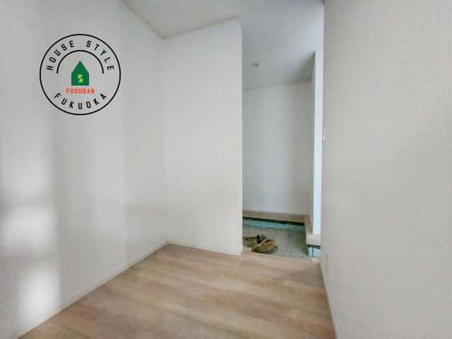 糟屋郡篠栗町田中1丁目第1-4棟（3号棟）の収納|壁面クローゼットのメリットは、衣類が横一列に並ぶためひと目で洋服が選びやすいこと。衣類をたくさんお持ちの方も、限られたスペース内に無理なく収納することができます。