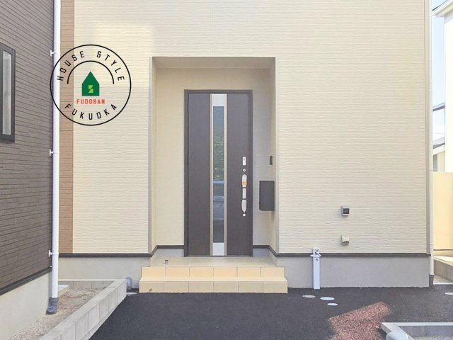 糟屋郡篠栗町田中1丁目第1-4棟（3号棟）の玄関|地盤調査済 / 玄関へ向かうまでのアプローチに漂う上質が期待感をもたせます。玄関は建物の顔。落着きを醸し出した自己主張が心に訴えてきます。