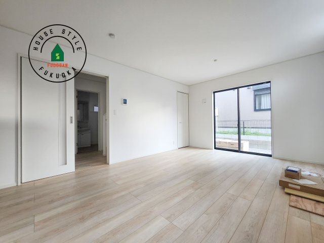 糟屋郡篠栗町田中1丁目第1-4棟（3号棟）の居間・リビング|明るく開放的なリビングダイニングは豊かな陽光が注ぎ込み、やすらぎの空間を演出してくれます。ご家族で楽しいひとときをお過ごし下さい。