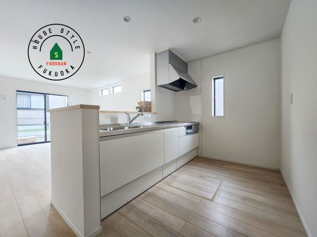 糟屋郡篠栗町田中1丁目第1-4棟（3号棟）のキッチン|忙しい朝でも家族揃って食事をしたいゆとりあるダイニングスペース。