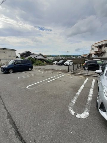 ミル　アージュＣの駐車場