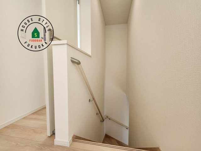 福岡市西区今宿町第2-2棟(1号棟)の内装|＜手すり付階段＞手すりがないと階段の昇り降りで危険なことはもちろん、壁に手をつきながら歩くことで壁紙が汚れやすくなります。すべての方に快適に昇り降りしていただくため、手すりを設置しました。