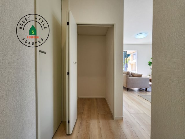 福岡市西区今宿町第2-2棟(1号棟)の収納|壁面クローゼットのメリットは、衣類が横一列に並ぶためひと目で洋服が選びやすいこと。衣類をたくさんお持ちの方も、限られたスペース内に無理なく収納することができます。