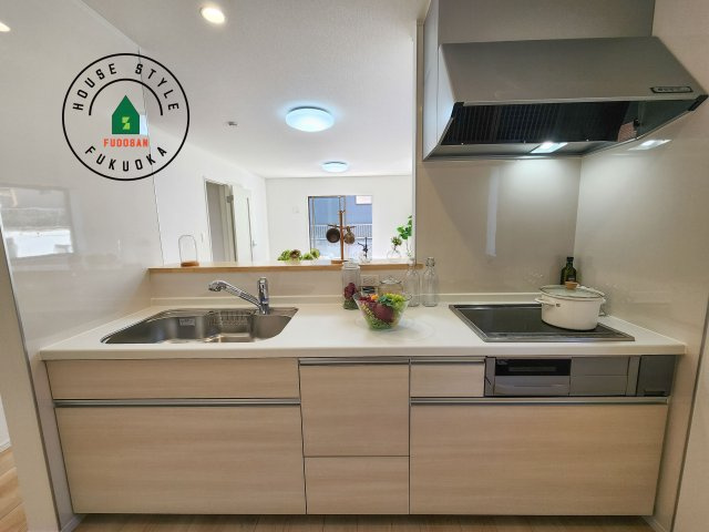 福岡市西区今宿町第2-2棟(1号棟)のキッチン|忙しい朝でも家族揃って食事をしたいゆとりあるダイニングスペース。