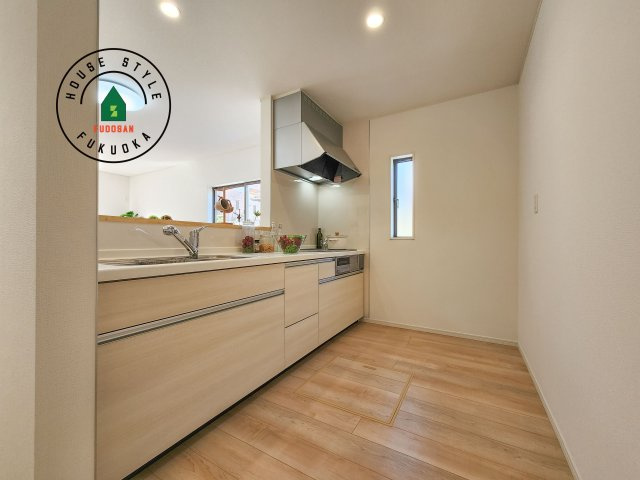 福岡市西区今宿町第2-2棟(1号棟)のキッチン|カウンターキッチンなら、リビングで遊ぶ子供の様子を見ながら料理ができるので安心です。料理を運んでもらったり、子供にお手伝いしてもらいやすいのもいいですね。