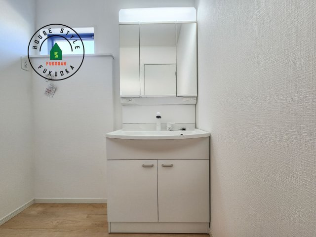 福岡市西区今宿町第2-2棟(2号棟)の独立洗面台|洗面所は小さなプライベートスペース。歯磨き、洗顔と毎日施す個人空間。