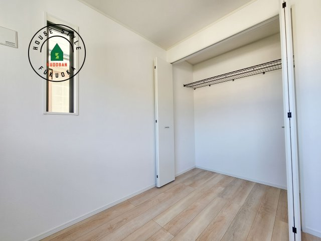 福岡市西区今宿町第2-2棟(2号棟)の収納|壁面クローゼットのメリットは、衣類が横一列に並ぶためひと目で洋服が選びやすいこと。衣類をたくさんお持ちの方も、限られたスペース内に無理なく収納することができます。