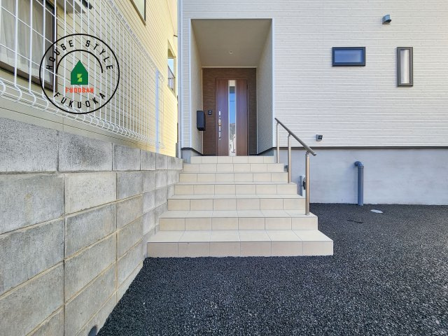 福岡市西区今宿町第2-2棟(2号棟)の玄関|地盤調査済 / 玄関へ向かうまでのアプローチに漂う上質が期待感をもたせます。玄関は建物の顔。落着きを醸し出した自己主張が心に訴えてきます。