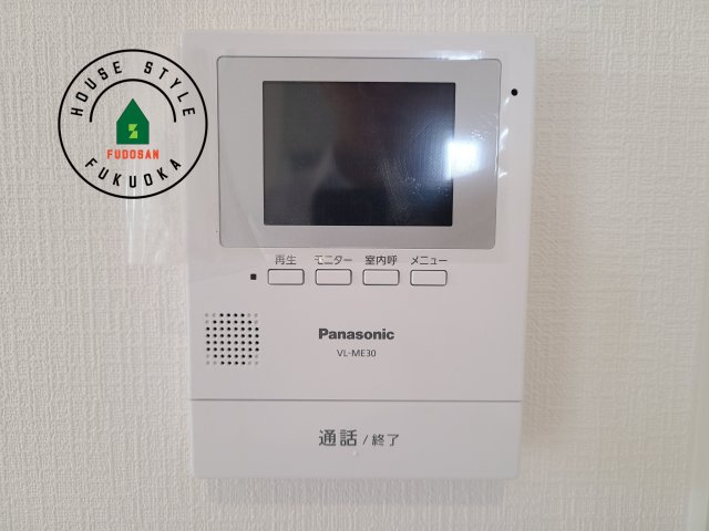 福岡市西区今宿町第2-2棟(2号棟)のセキュリティ|TVモニター付きインターフォン 来訪者の様子を室内TVモニターでチェック。対応したくないセールスを断りやすく、子どもに留守番をさせるときも安心。不在時の来訪者を録画でき、犯罪抑止効果も期待できます。