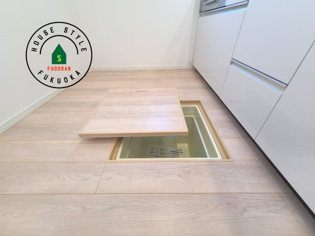 福岡市西区今宿町第2-2棟(2号棟)の設備|床下収納　小さな間口で床下スペースを有効に使用できす。