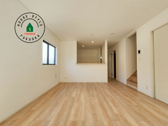 福岡市西区今宿町第2-2棟(2号棟)の居間・リビング|キッチンからリビングをしっかり確認できます。家族の笑顔があふれる空間になりそうですね。