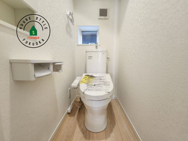 大野城市大城3丁目第9-2棟（2号棟）のトイレ|トイレ・ウォシュレット付。快適で衛生的な洗浄機能付温水シャワートイレです。収納や手すりもついてます。