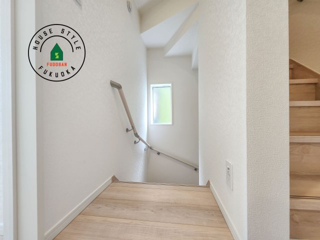 大野城市大城3丁目第9-2棟（2号棟）の内装|＜手すり付階段＞手すりがないと階段の昇り降りで危険なことはもちろん、壁に手をつきながら歩くことで壁紙が汚れやすくなります。すべての方に快適に昇り降りしていただくため、手すりを設置しました。