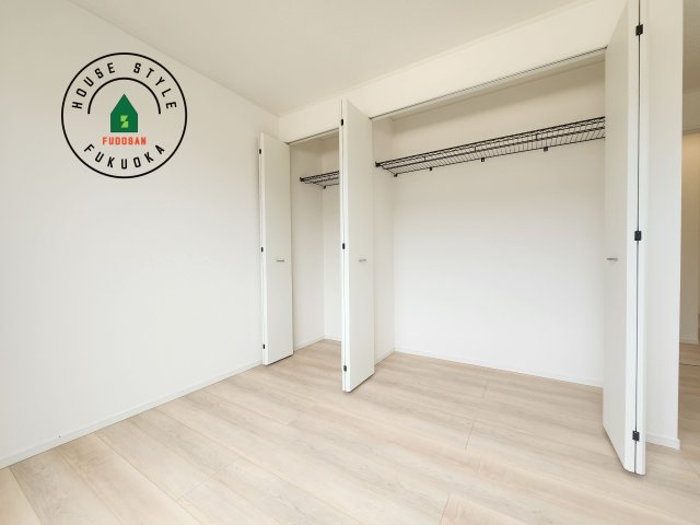 大野城市大城3丁目第9-2棟（2号棟）の収納|【WIC（ウォークインクローゼット）】 たくさんの洋服をかけてもシワになりにくいウォークインクローゼット。洋服以外にも、普段使わない家電やスーツケース、ストック品など何でも片付く嬉しい空間です。