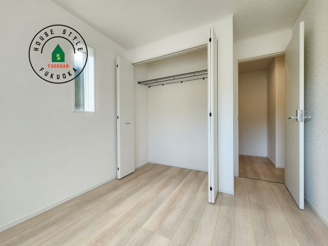 大野城市大城3丁目第9-2棟（2号棟）の収納|壁面クローゼットのメリットは、衣類が横一列に並ぶためひと目で洋服が選びやすいこと。衣類をたくさんお持ちの方も、限られたスペース内に無理なく収納することができます。