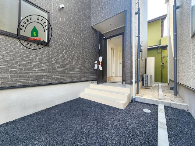 大野城市大城3丁目第9-2棟（2号棟）の玄関|地盤調査済 / 玄関へ向かうまでのアプローチに漂う上質が期待感をもたせます。玄関は建物の顔。落着きを醸し出した自己主張が心に訴えてきます。