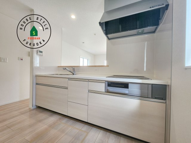 大野城市大城3丁目第9-2棟（2号棟）のキッチン|カウンターキッチンなら、リビングで遊ぶ子供の様子を見ながら料理ができるので安心です。料理を運んでもらったり、子供にお手伝いしてもらいやすいのもいいですね。