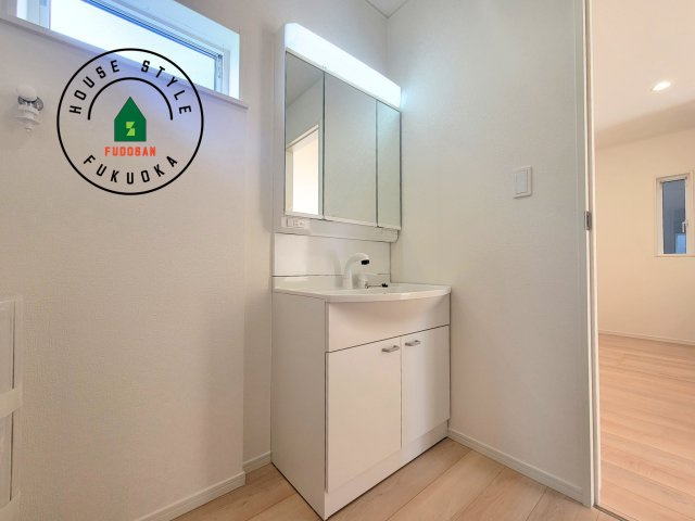 糟屋郡須恵町新原第4-2棟（2号棟）の独立洗面台|毎日使うものだから清潔な空間を保ちたい水回り。洗面にはそんな願いを解消させてくれる収納アイデアが満載です。三面鏡の裏側にはキャビネットが現れ小物から背の高い物まで収納できます。