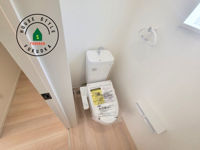 糟屋郡須恵町新原第4-2棟（2号棟）のトイレ|温水洗浄便座を完備しております。2ヶ所にトイレがあるのは朝の慌ただしい時間も安心です。