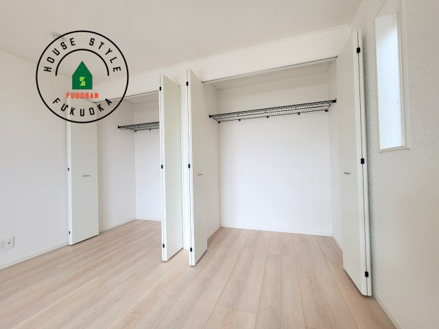 糟屋郡須恵町新原第4-2棟（2号棟）の収納|洋服や大きな荷物が多い方や人数の多いご家族などは、一般的なクローゼットよりもウォークインクローゼットのほうが使い勝手が良いです。