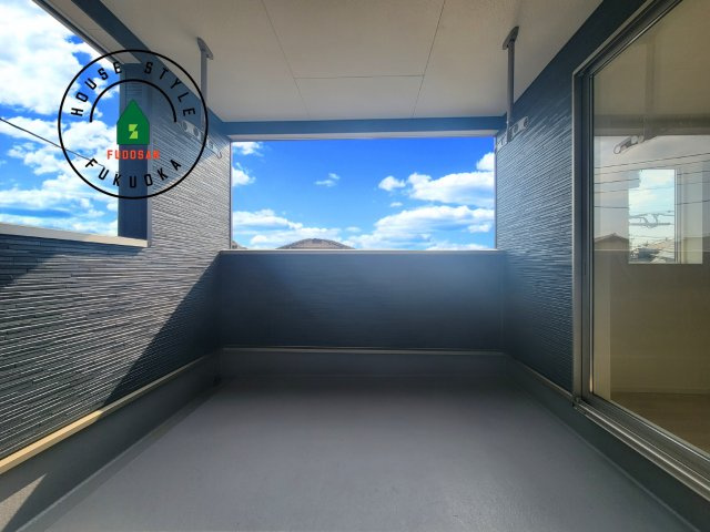 糟屋郡須恵町新原第4-2棟（2号棟）のバルコニー|風をしっかりと感じられるバルコニーでは、毎日が洗濯日和です。広々としているので洗濯も楽しくなるでしょうし、気分転換にバルコニーからの眺めを楽しむのもいいでしょう。