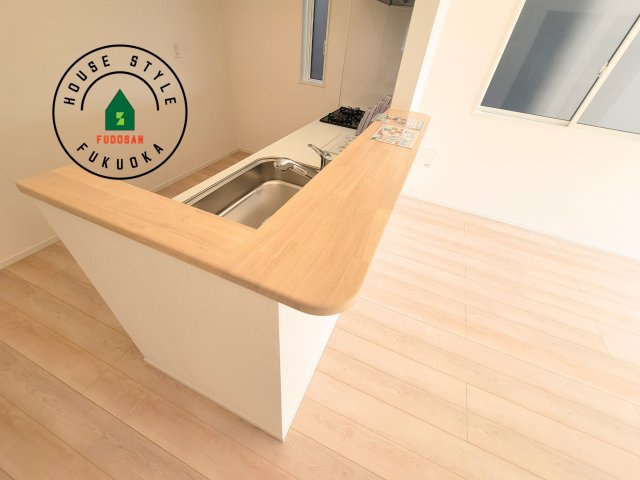 糟屋郡須恵町新原第4-2棟（2号棟）のダイニング|キッチンから立ち込める香りが今日の料理を期待させます。