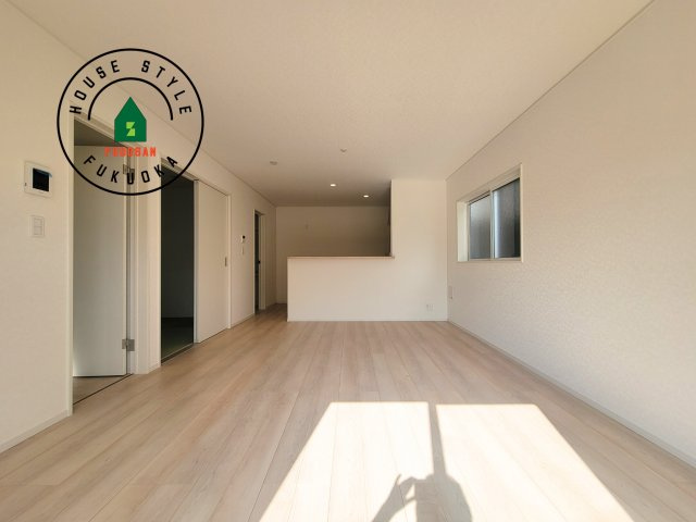 糟屋郡須恵町新原第4-2棟（2号棟）の居間・リビング|キッチンからリビングをしっかり確認できます。家族の笑顔があふれる空間になりそうですね。