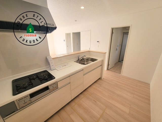 糟屋郡須恵町新原第4-2棟（2号棟）のキッチン|ダイニングテーブルへの配膳がラクラク、お料理はかどるカウンター付きシステムキッチン！