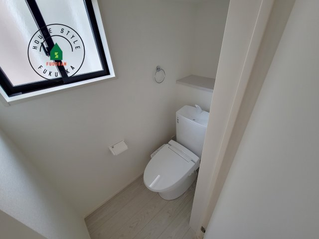 糟屋郡宇美町障子岳3丁目第1-4棟(1号棟)の内観：施工例|温水洗浄便座を完備しております。2ヶ所にトイレがあるのは朝の慌ただしい時間も安心です。