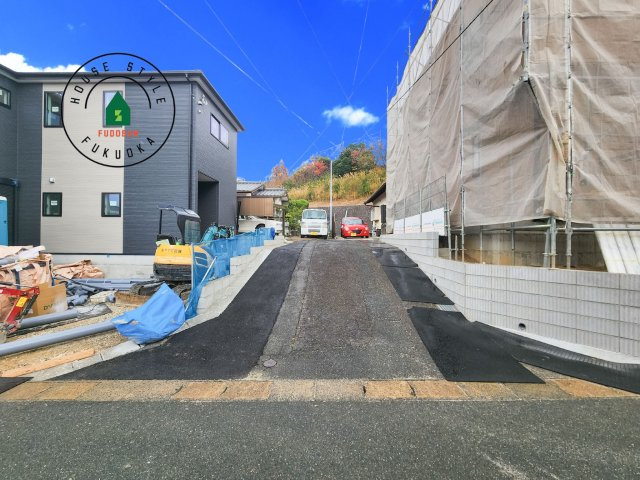 太宰府市青山2丁目第2-1棟（1号棟）の前面道路含む現地写真|前面道路は閑静な住宅地をはしる車通りの少ない道路。お車の出し入れが苦手なママや小さなお子様にも安心ですね。しっかり舗装もされているので、ベビーカーや自転車で通っても快適に通行できます。