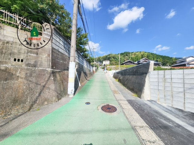 糟屋郡宇美町障子岳3丁目第1-4棟(2号棟)の前面道路含む現地写真|前面道路は閑静な住宅地をはしる車通りの少ない道路。お車の出し入れが苦手なママや小さなお子様にも安心ですね。しっかり舗装もされているので、ベビーカーや自転車で通っても快適に通行できます。