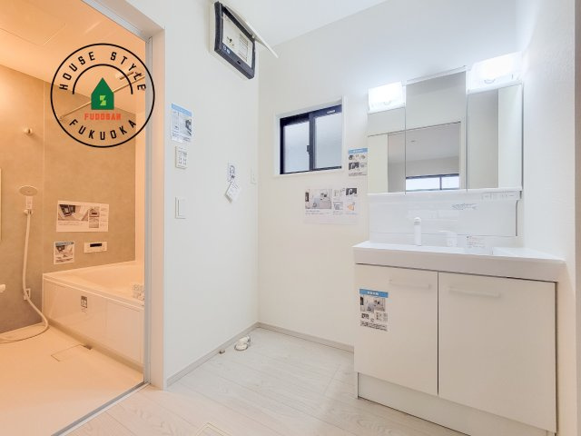 春日市白水ヶ丘2丁目第2-2棟（1号棟）の脱衣所|ゆとりの洗面スペースで朝の身支度もスムーズに。暮らしを快適に変えるシャワー付洗面台です！