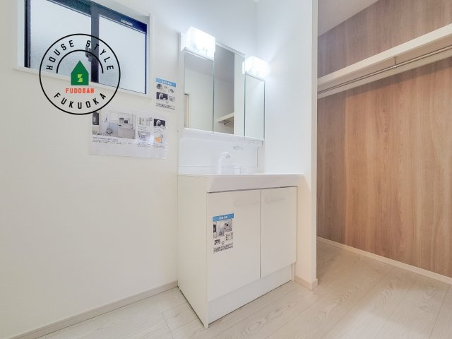 春日市白水ヶ丘2丁目第2-2棟（1号棟）の独立洗面台|毎日使うものだから清潔な空間を保ちたい水回り。洗面にはそんな願いを解消させてくれる収納アイデアが満載です。三面鏡の裏側にはキャビネットが現れ小物から背の高い物まで収納できます。