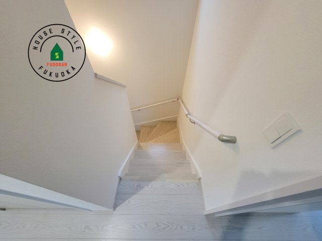 春日市白水ヶ丘2丁目第2-2棟（1号棟）の内装|＜手すり付階段＞手すりがないと階段の昇り降りで危険なことはもちろん、壁に手をつきながら歩くことで壁紙が汚れやすくなります。すべての方に快適に昇り降りしていただくため、手すりを設置しました。