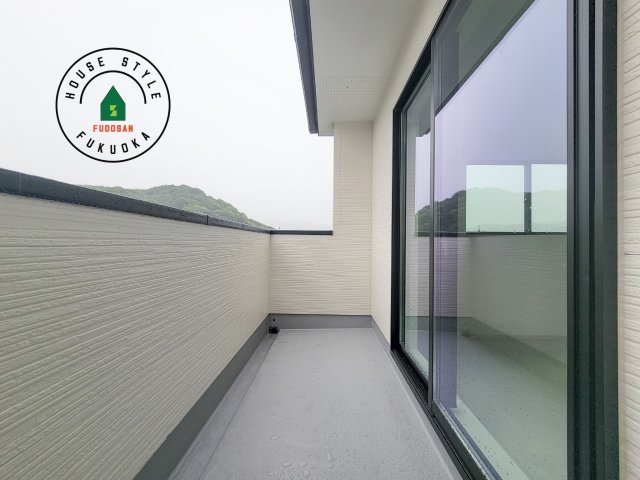 春日市白水ヶ丘2丁目第2-2棟（1号棟）のバルコニー|風をしっかりと感じられるバルコニーでは、毎日が洗濯日和です。広々としているので洗濯も楽しくなるでしょうし、気分転換にバルコニーからの眺めを楽しむのもいいでしょう。