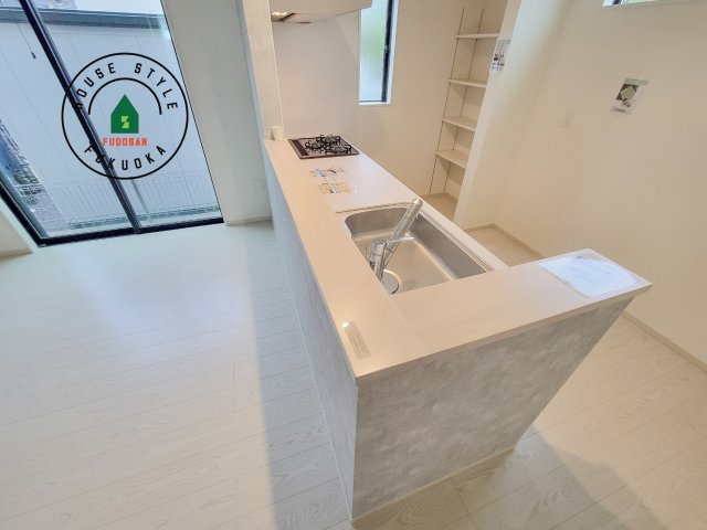 春日市白水ヶ丘2丁目第2-2棟（1号棟）のダイニング|キッチンから立ち込める香りが今日の料理を期待させます。